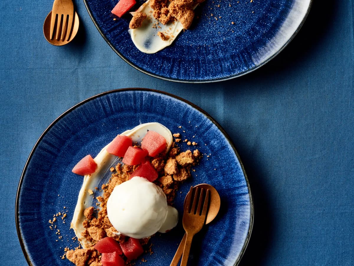 Stoofpeertjes met slagroomijs en witte chocolade