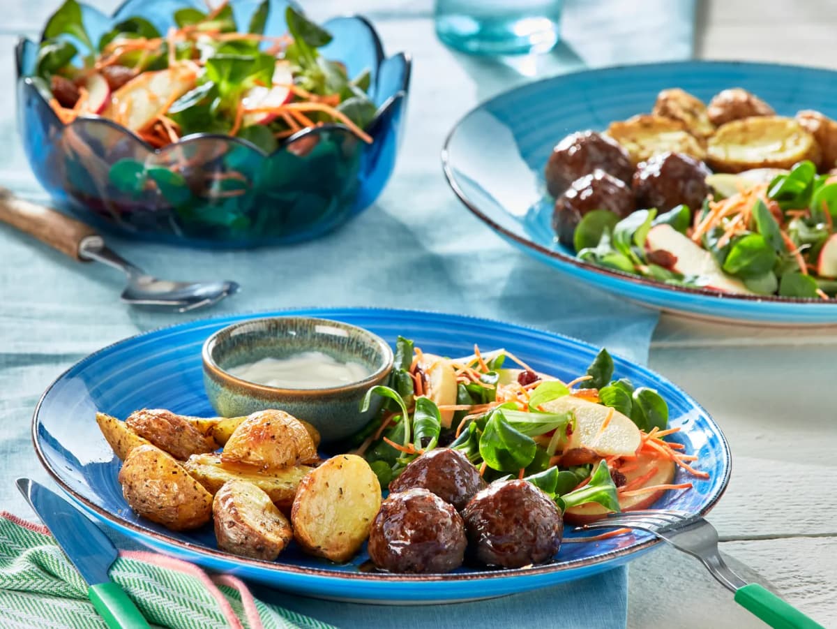 Gehaktballetjes met gebakken krieltjes en salade