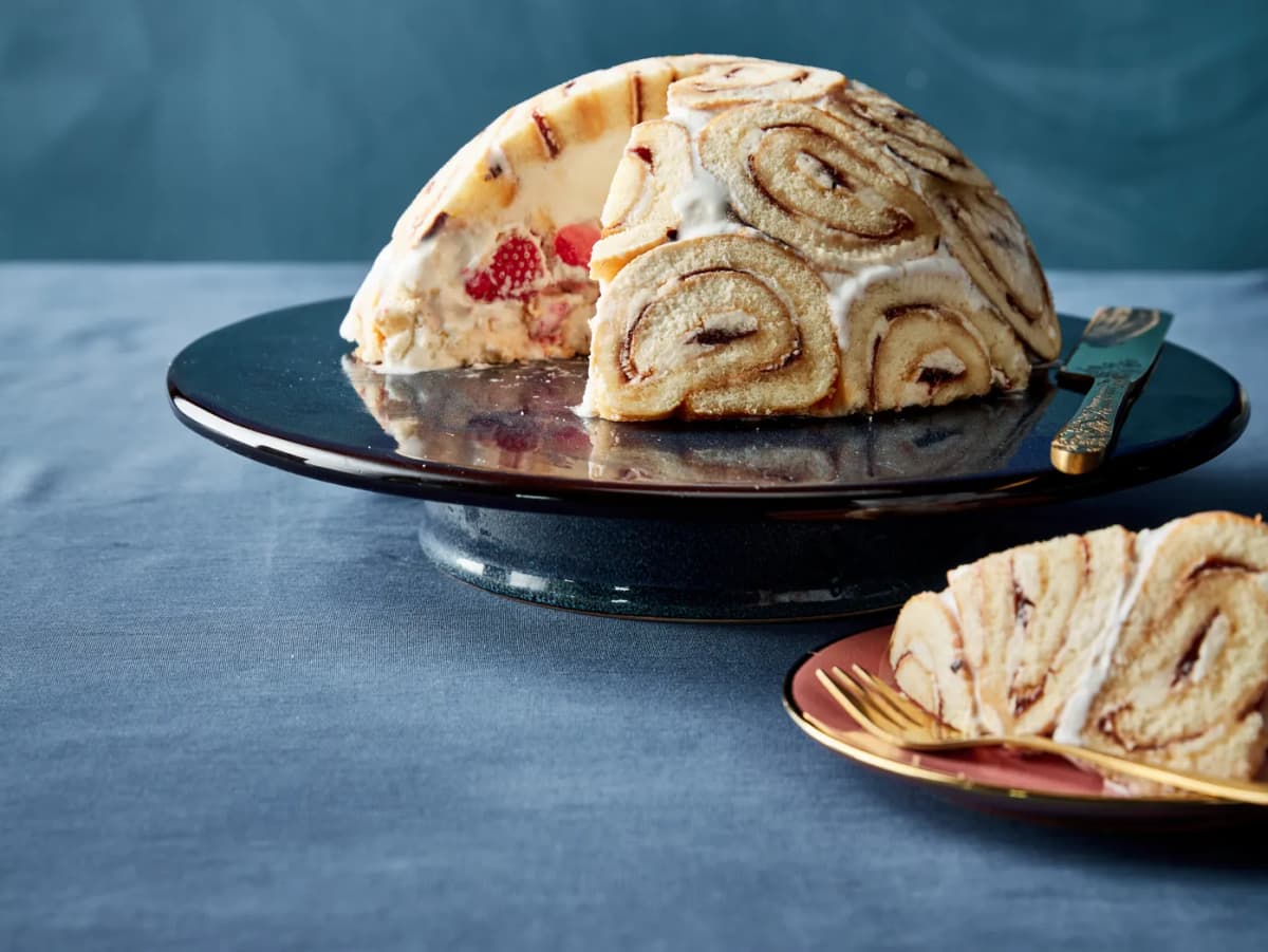 Kerstijsbombe met aardbeien, meringue en slagroomijs
