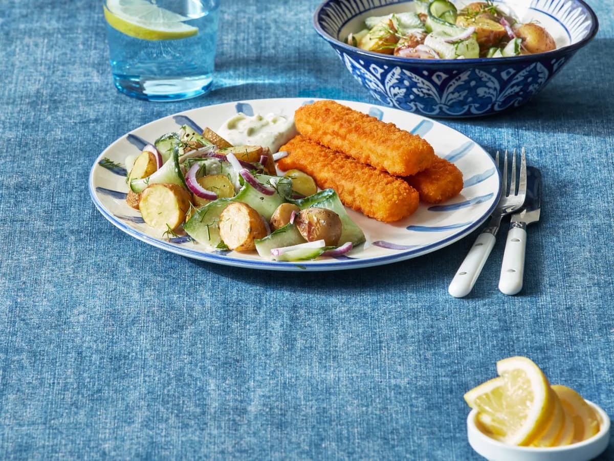 Vissticks met aardappel-komkommersalade