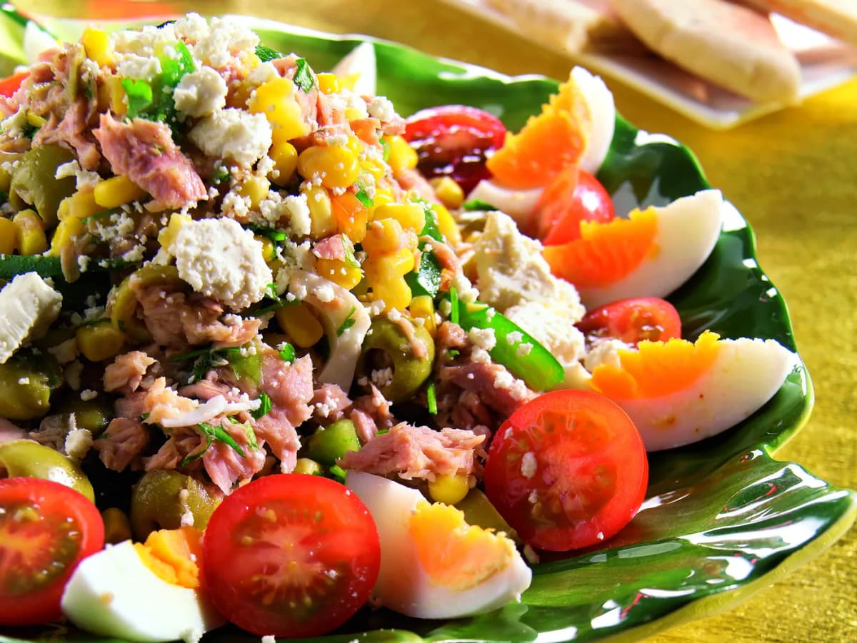 Tonijnsalade met knoflook-korianderdressing